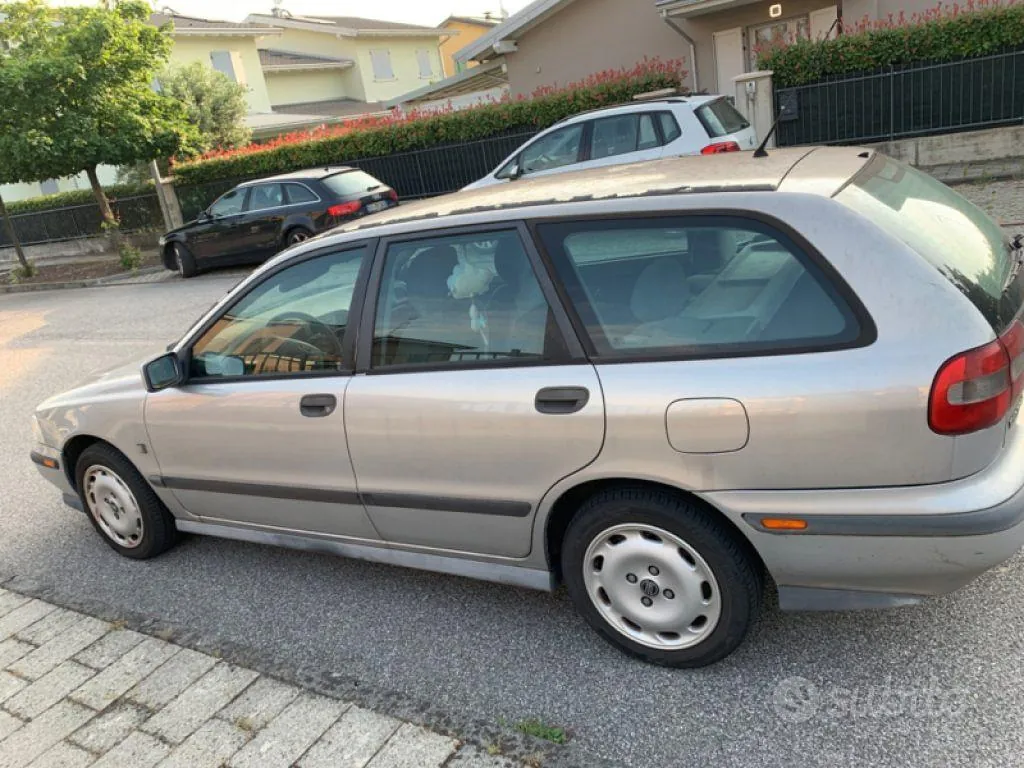 Volvo V40 1997 photo 2