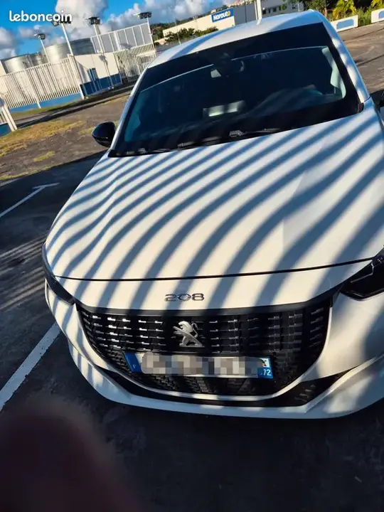 Peugeot 208 2023 photo 3