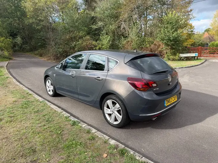 Vauxhall Astra 2013 photo 4