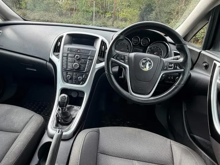 Vauxhall Astra 2013 photo 3