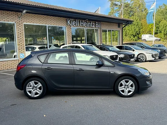 Opel Astra 2012 photo 2