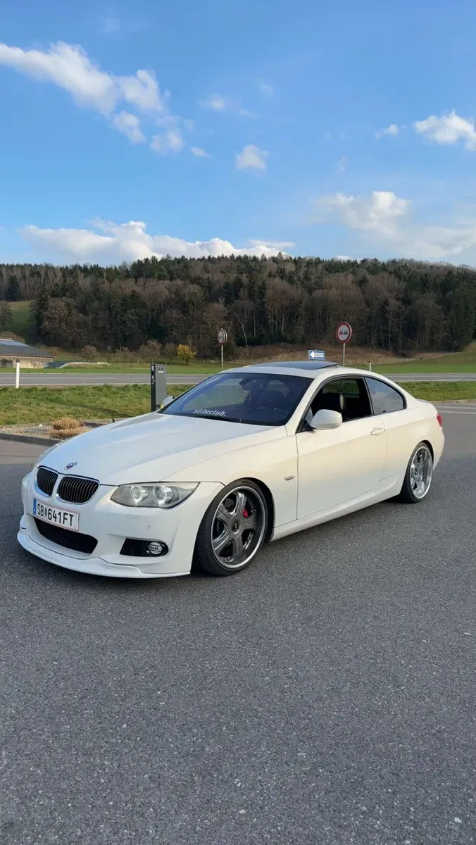 BMW 3 Series 2010 photo 2