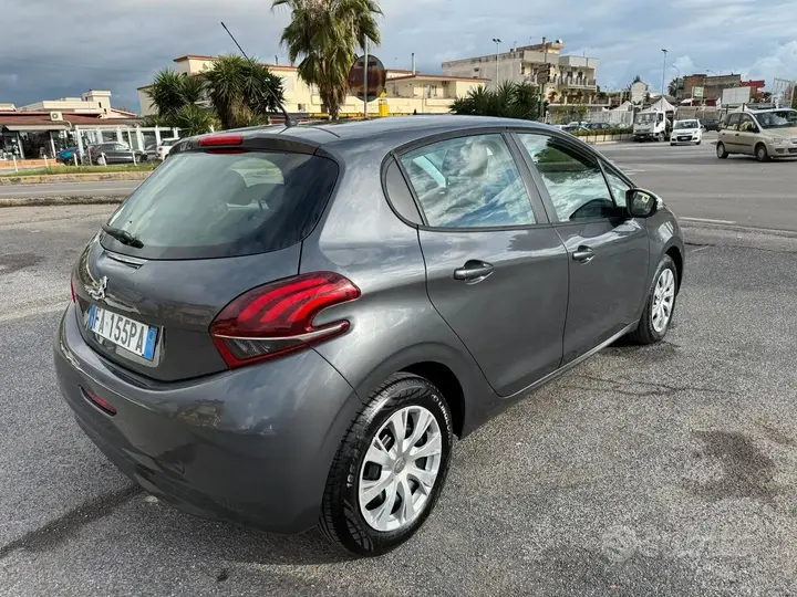 Peugeot 208 2015 photo 5