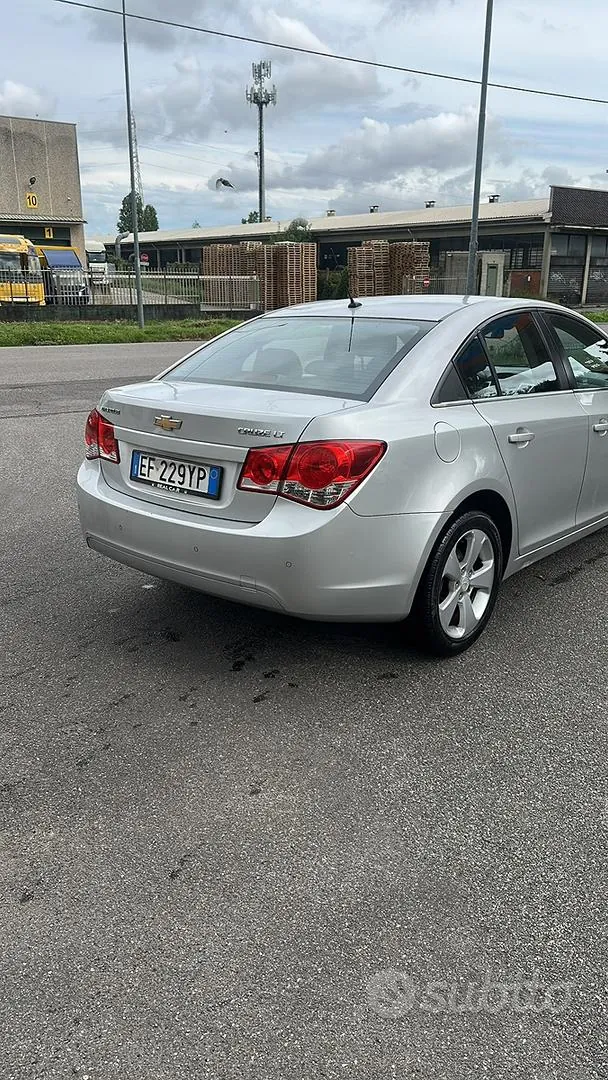 Chevrolet Cruze 2011 photo 2