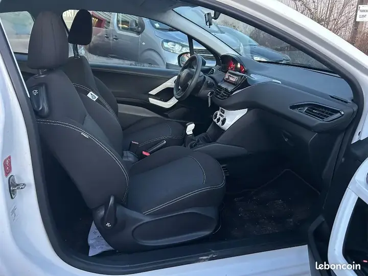 Peugeot 208 2015 photo 5