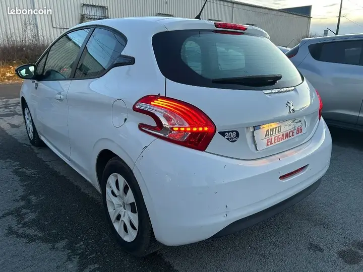 Peugeot 208 2015 photo 3