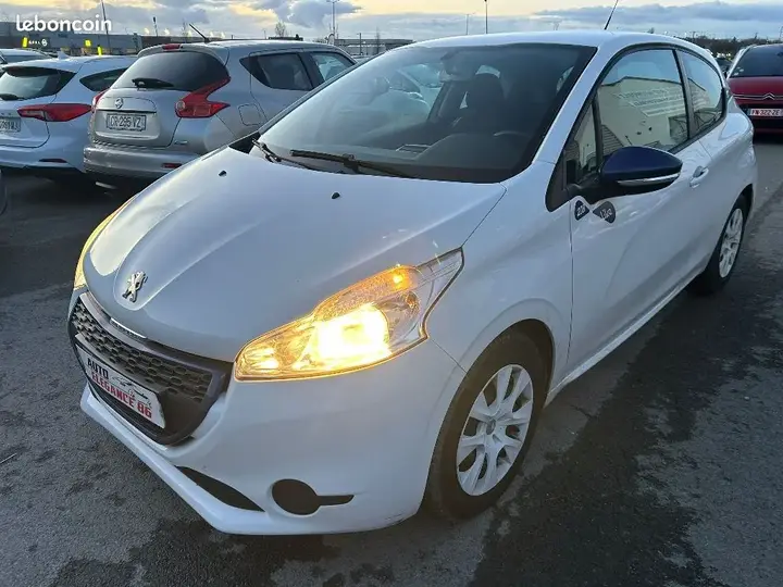 Peugeot 208 2015 photo 2