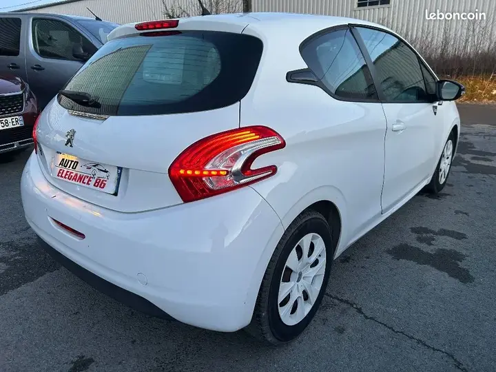 Peugeot 208 2015 photo 4