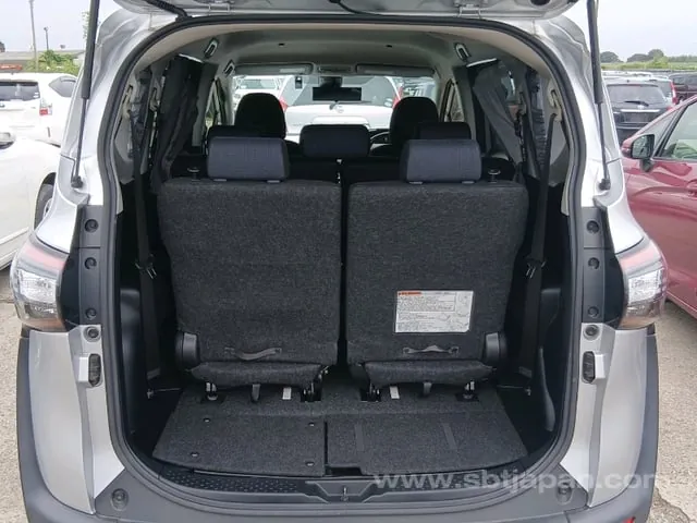 Toyota Sienta 2017 photo 2
