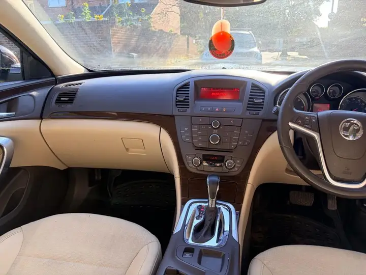 Vauxhall Insignia 2011 photo 3