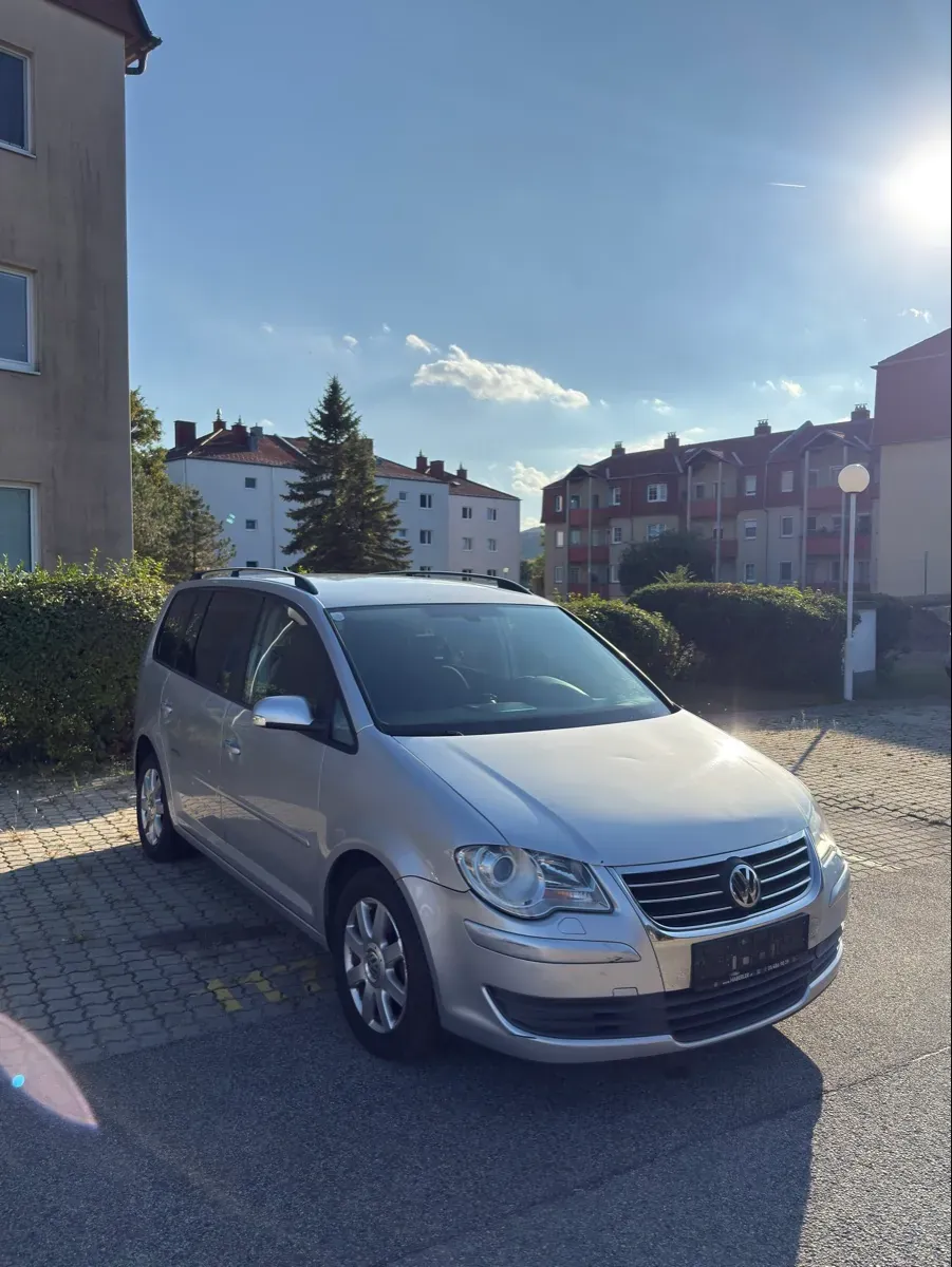 Volkswagen Touran 2008 photo 2
