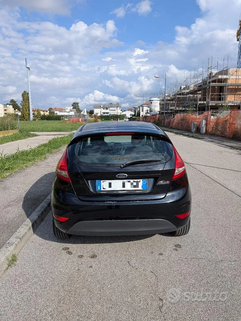 Ford Fiesta 2011 photo 2