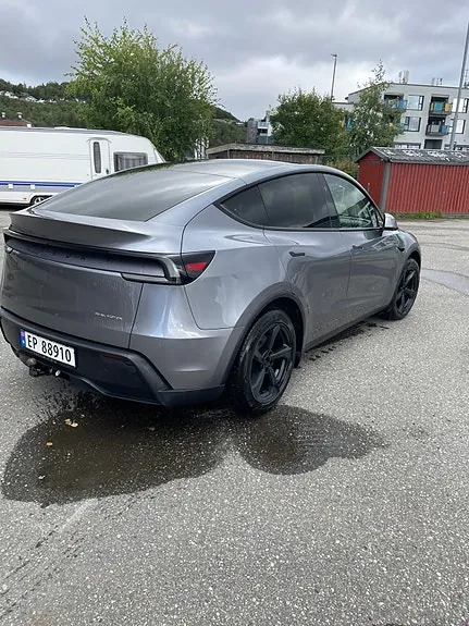 Tesla Model Y 2025 photo 5
