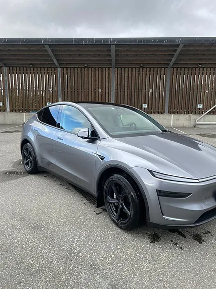 Tesla Model Y 2025 photo 3
