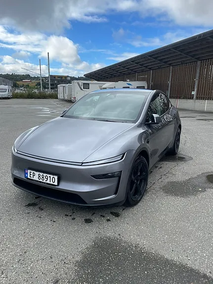 Tesla Model Y 2025 photo 2