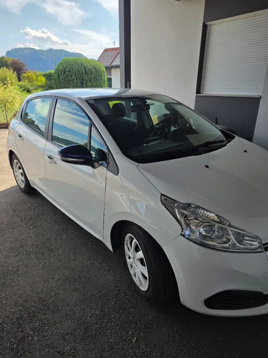 Peugeot 208 2018 photo 3
