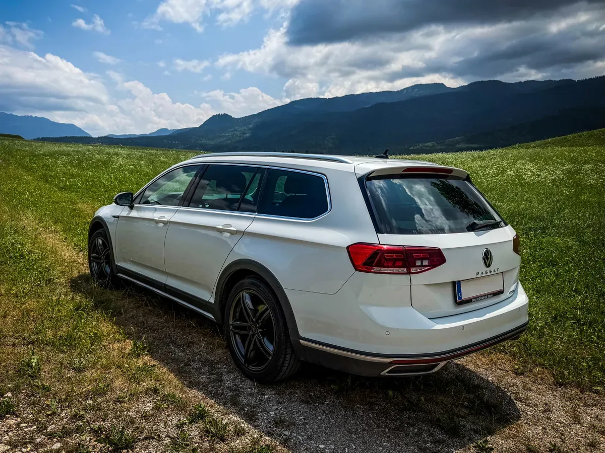 Volkswagen Passat 2022 photo 3