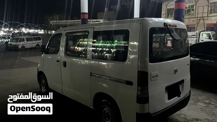 Toyota Bus - Van 2018 photo 3