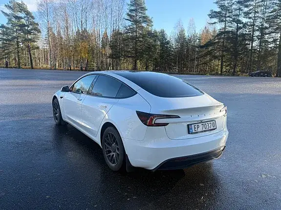 Tesla Model 3 2026 photo 3