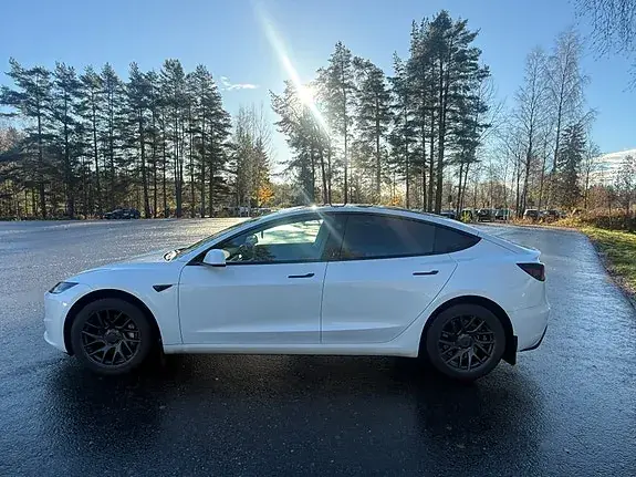Tesla Model 3 2026 photo 2