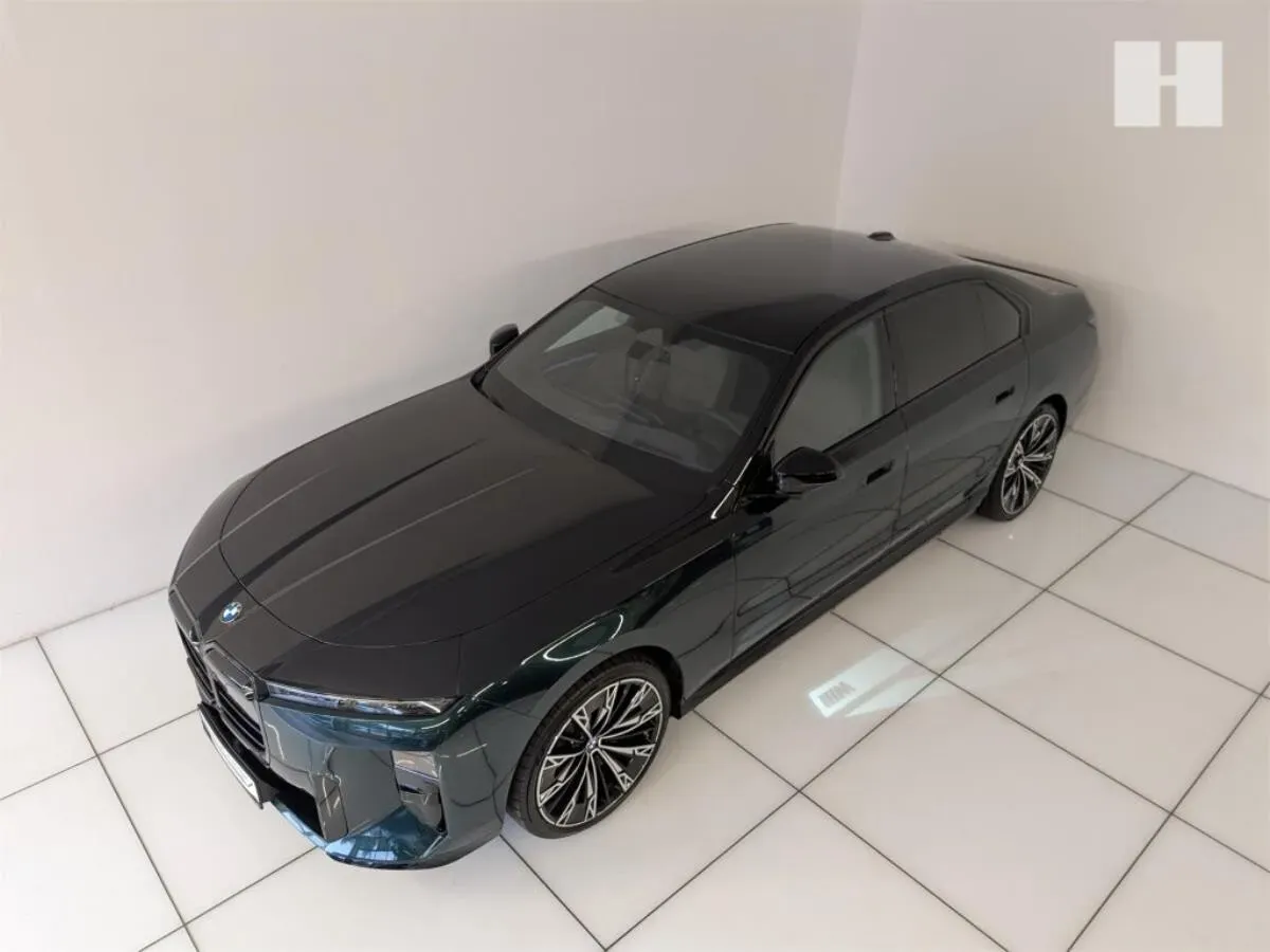 BMW I7 photo 2