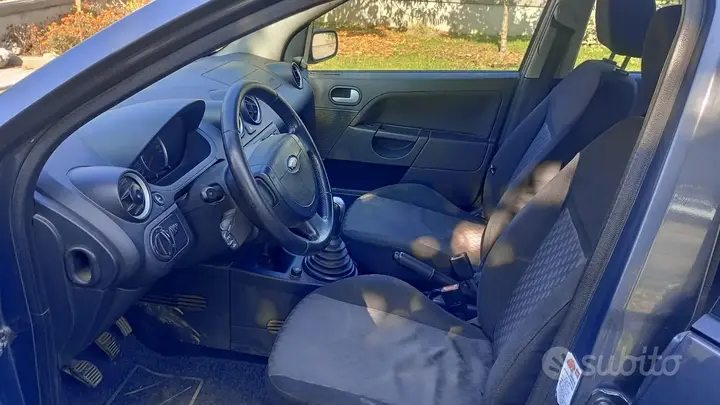 Ford Fiesta 2004 photo 5