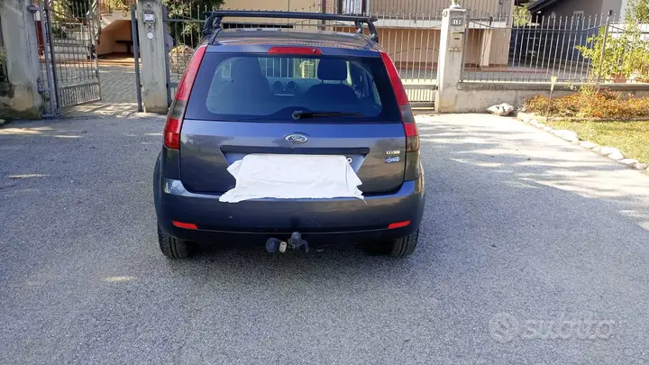 Ford Fiesta 2004 photo 2
