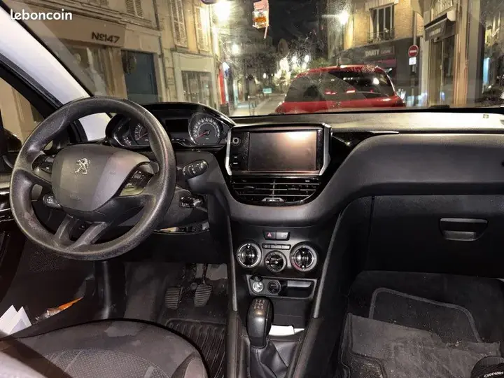 Peugeot 208 2015 photo 3