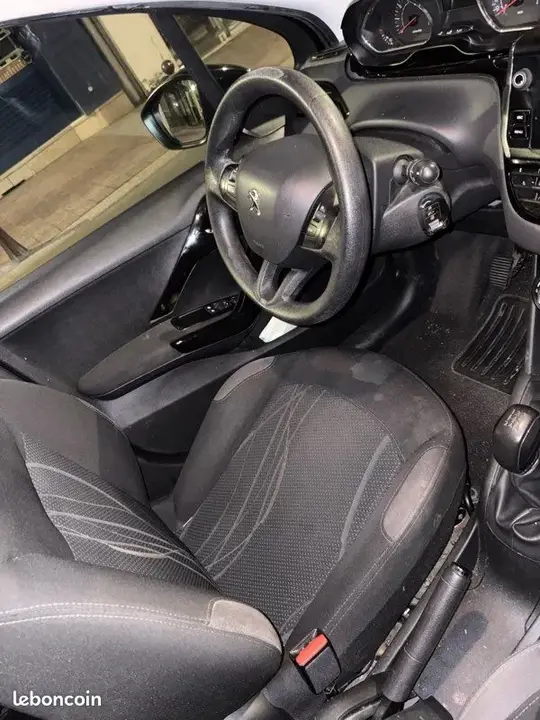 Peugeot 208 2015 photo 2