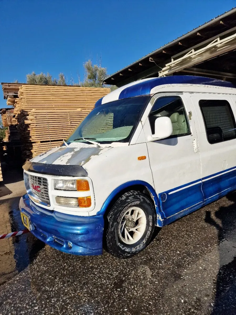 GMC Savana 2000 photo 2