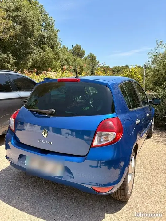 Renault Clio 2010 photo 2