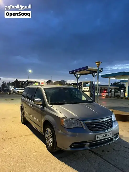 Chrysler Town & Country 2016 photo 2