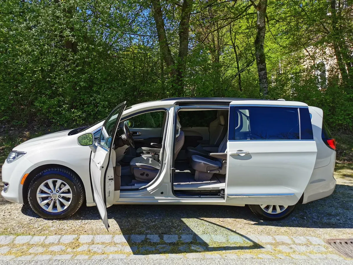 Chrysler Pacifica 2017 photo 2