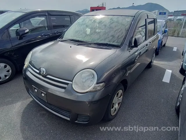 Toyota Sienta 2012 photo 2