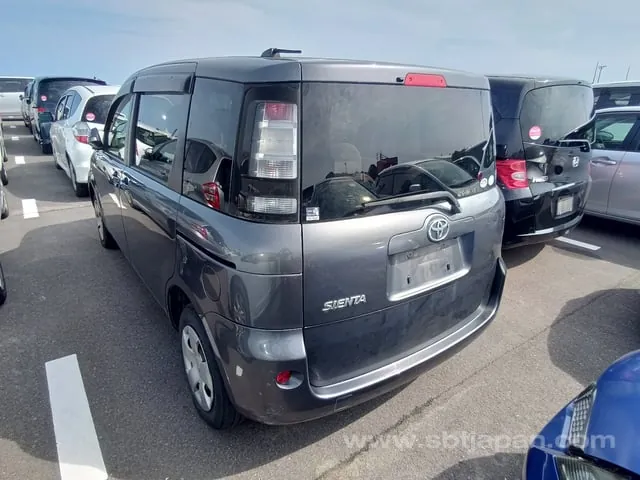 Toyota Sienta 2012 photo 3