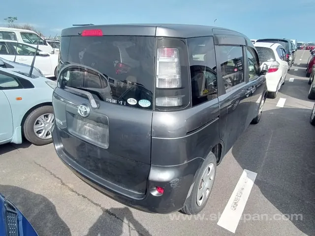 Toyota Sienta 2012 photo 4