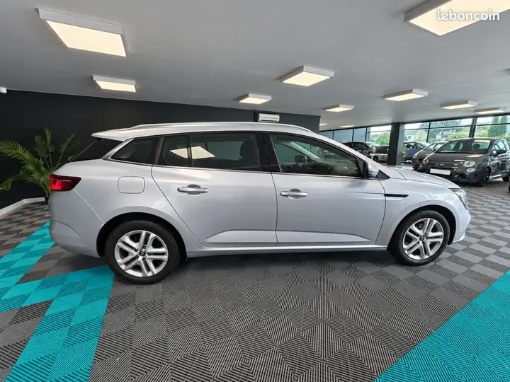 Renault Megane 2019 photo 2