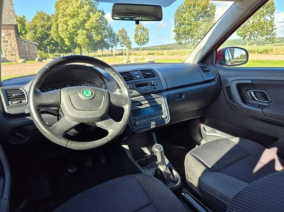 Skoda Fabia 2012 photo 3