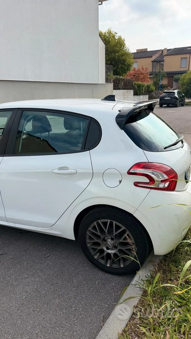Peugeot 208 2013 photo 2