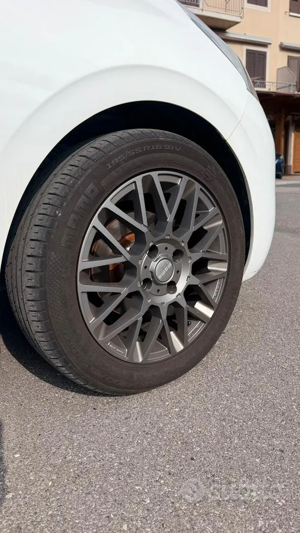 Peugeot 208 2013 photo 5