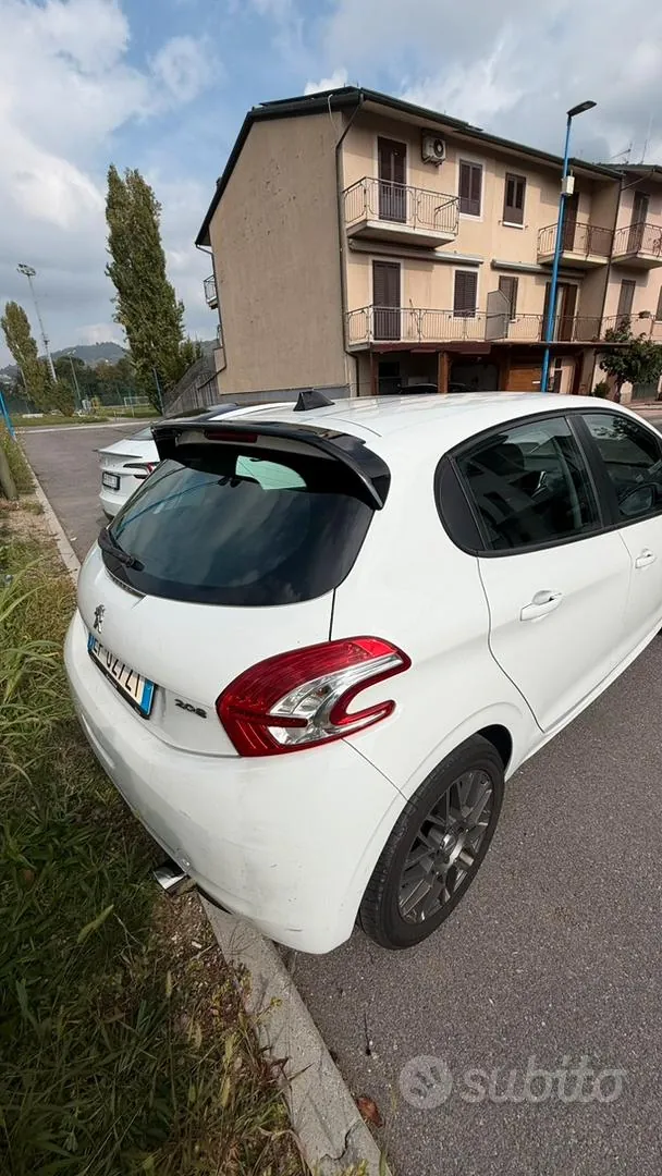 Peugeot 208 2013 photo 3