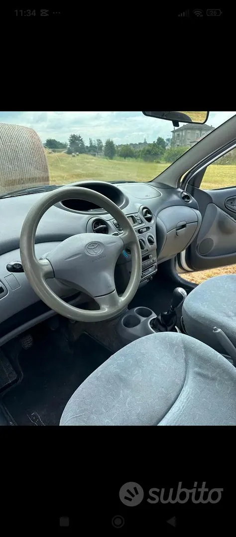 Toyota Yaris 2000 photo 2