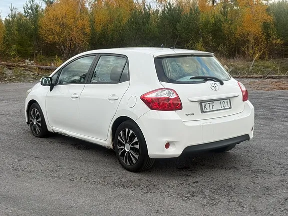 Toyota Auris 2010 photo 2