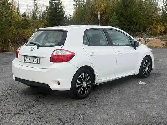 Toyota Auris 2010 photo 3