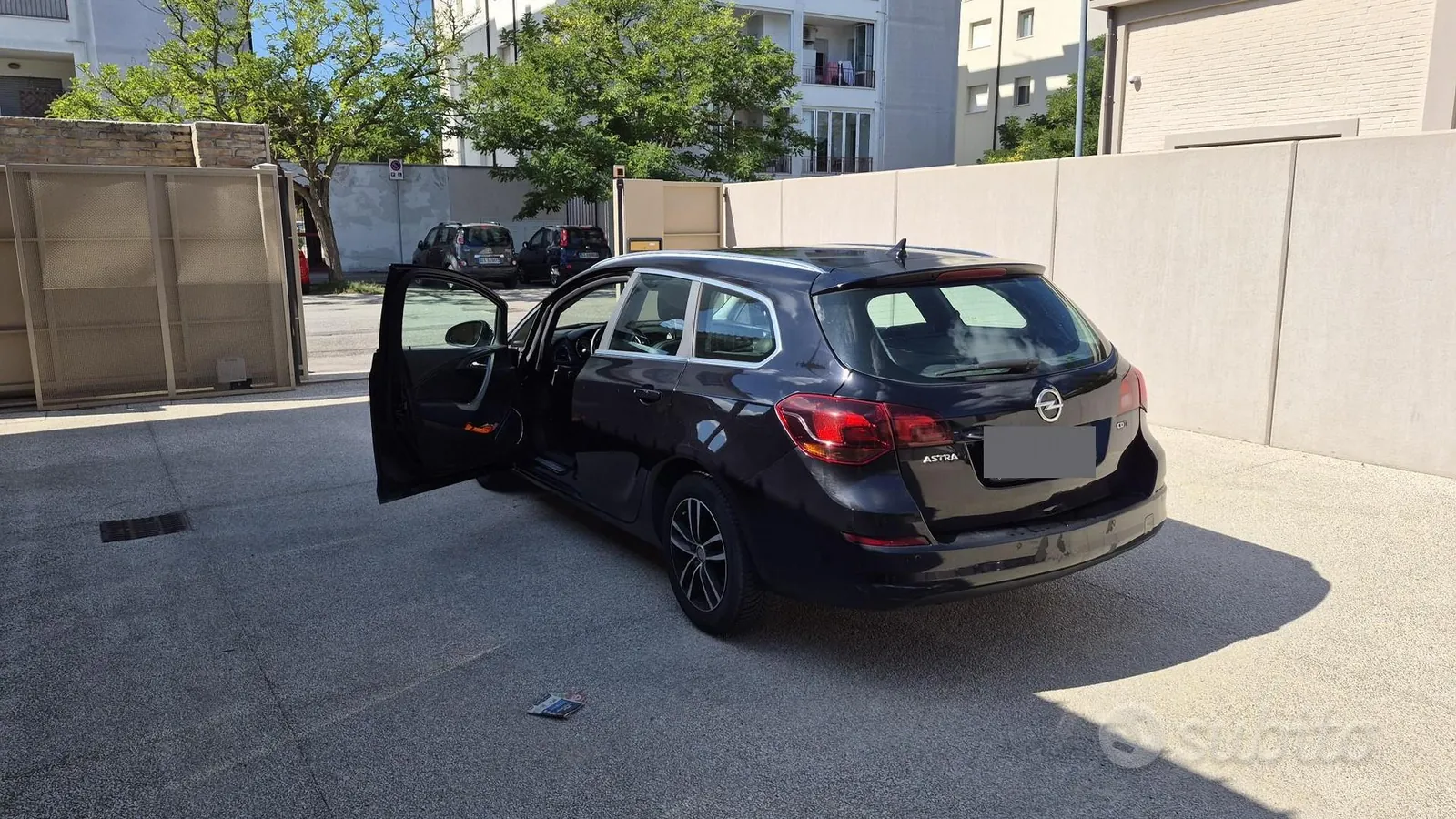Opel Astra 2011 photo 2