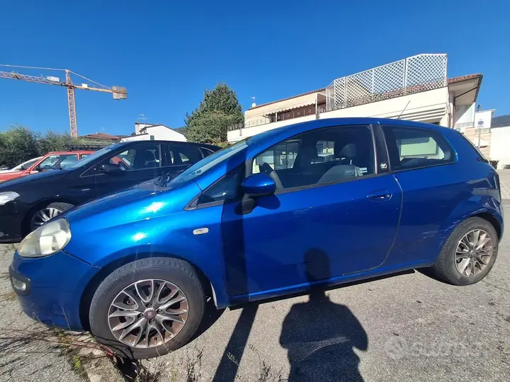 Fiat Punto 2011 photo 2