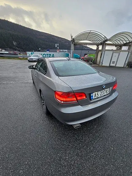 BMW 320D 2010 photo 4