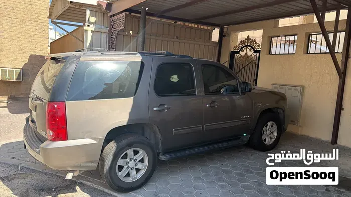 GMC Yukon 2011 photo 2