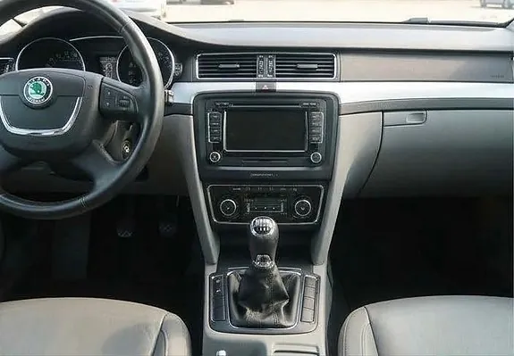 Skoda Superb 2010 photo 2