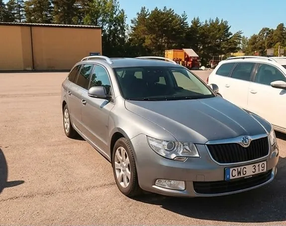 Skoda Superb 2010 photo 4